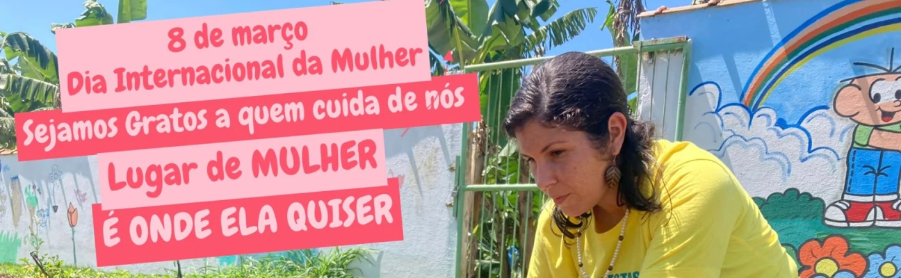 Mulher agachada em uma horta